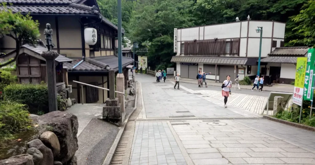 朝の高尾山麓